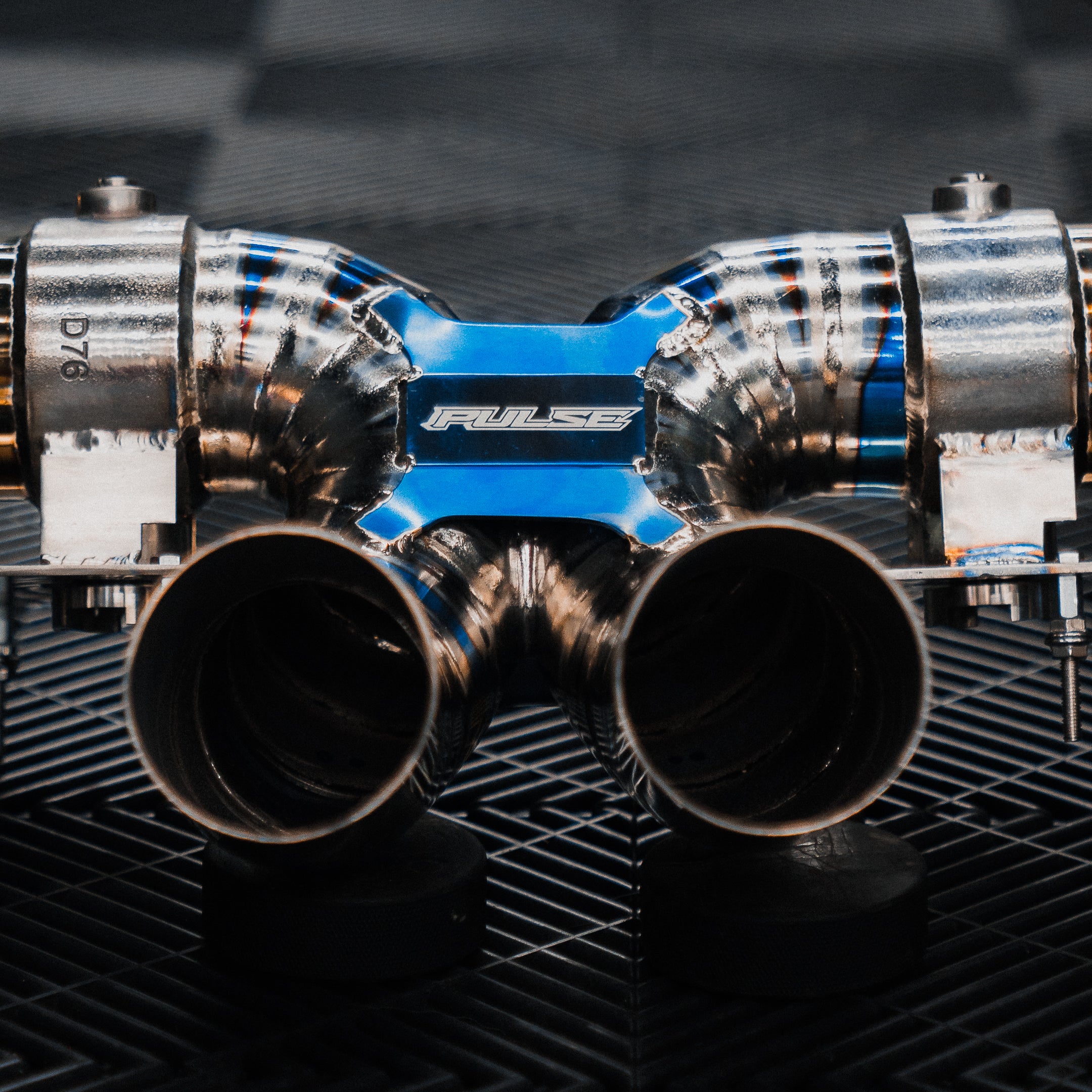 Pulse titanium X-pipe with double-sided weld seams